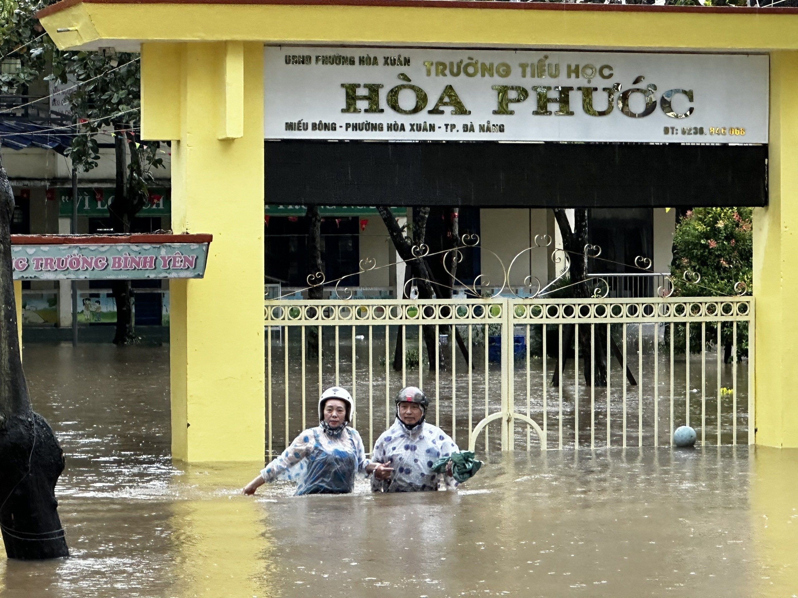 Đà Nẵng khẩn trương hỗ trợ dân ứng phó mưa lũ - Ảnh 5. Đà Nẵng khẩn trương hỗ trợ dân ứng phó mưa lũ - Ảnh 5.
