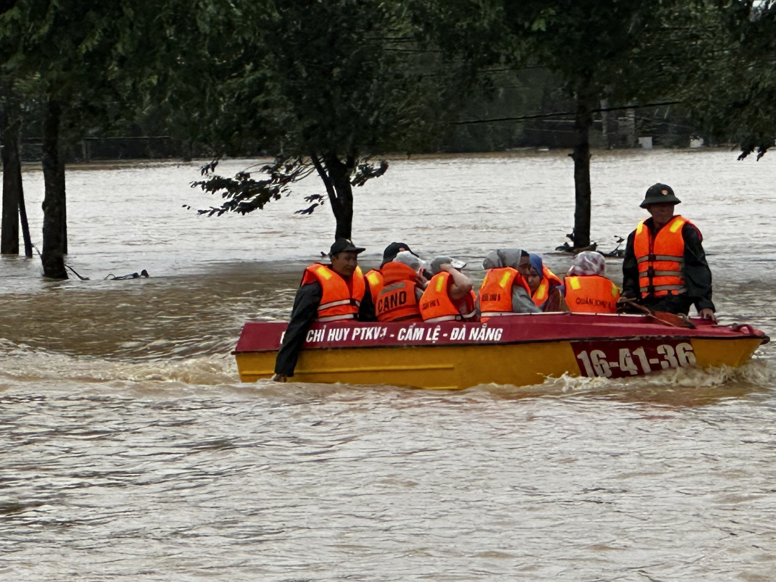 Đà Nẵng khẩn trương hỗ trợ dân ứng phó mưa lũ - Ảnh 8. Đà Nẵng khẩn trương hỗ trợ dân ứng phó mưa lũ - Ảnh 8.