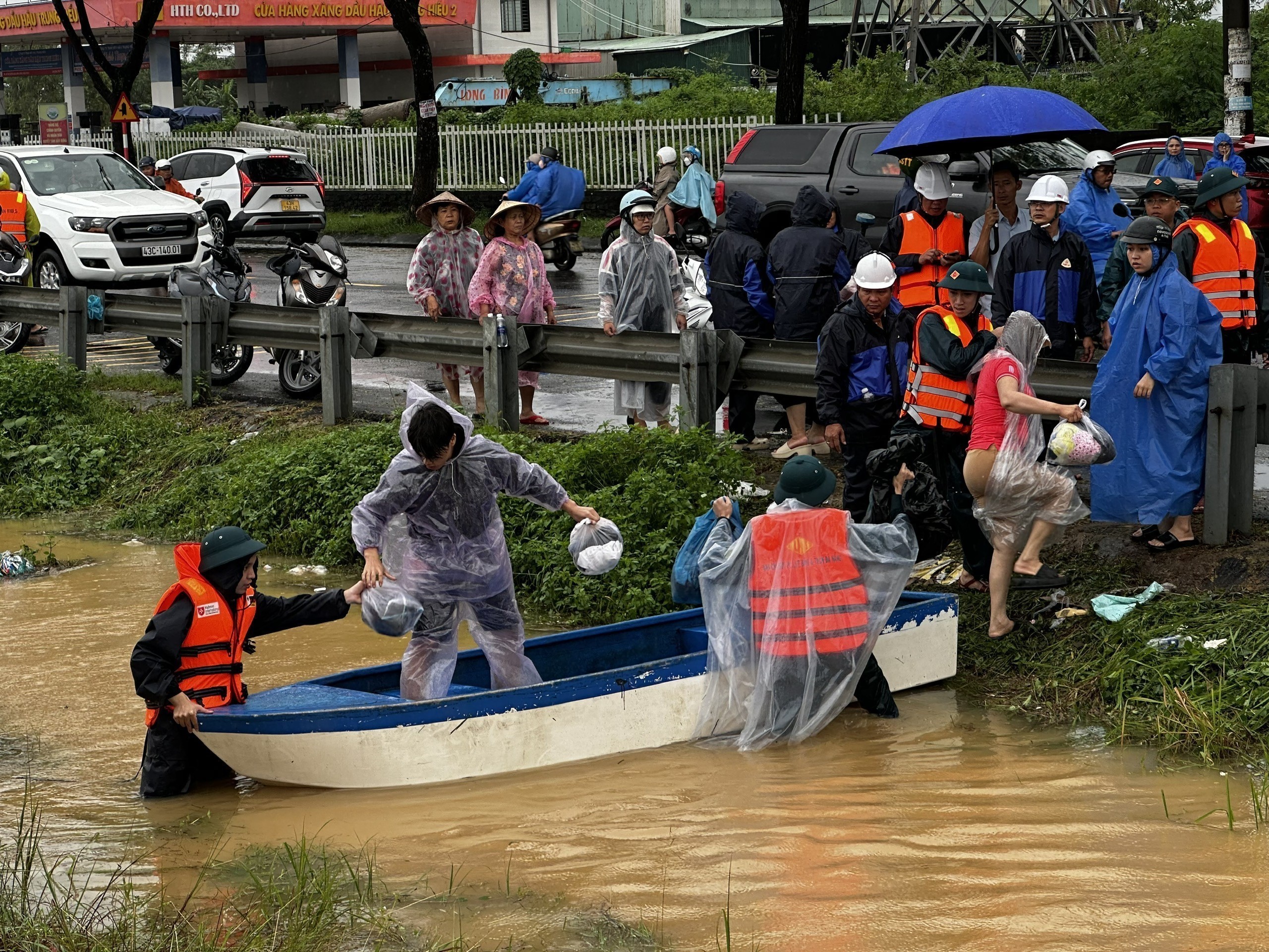 Đà Nẵng khẩn trương hỗ trợ dân ứng phó mưa lũ - Ảnh 9. Đà Nẵng khẩn trương hỗ trợ dân ứng phó mưa lũ - Ảnh 9.