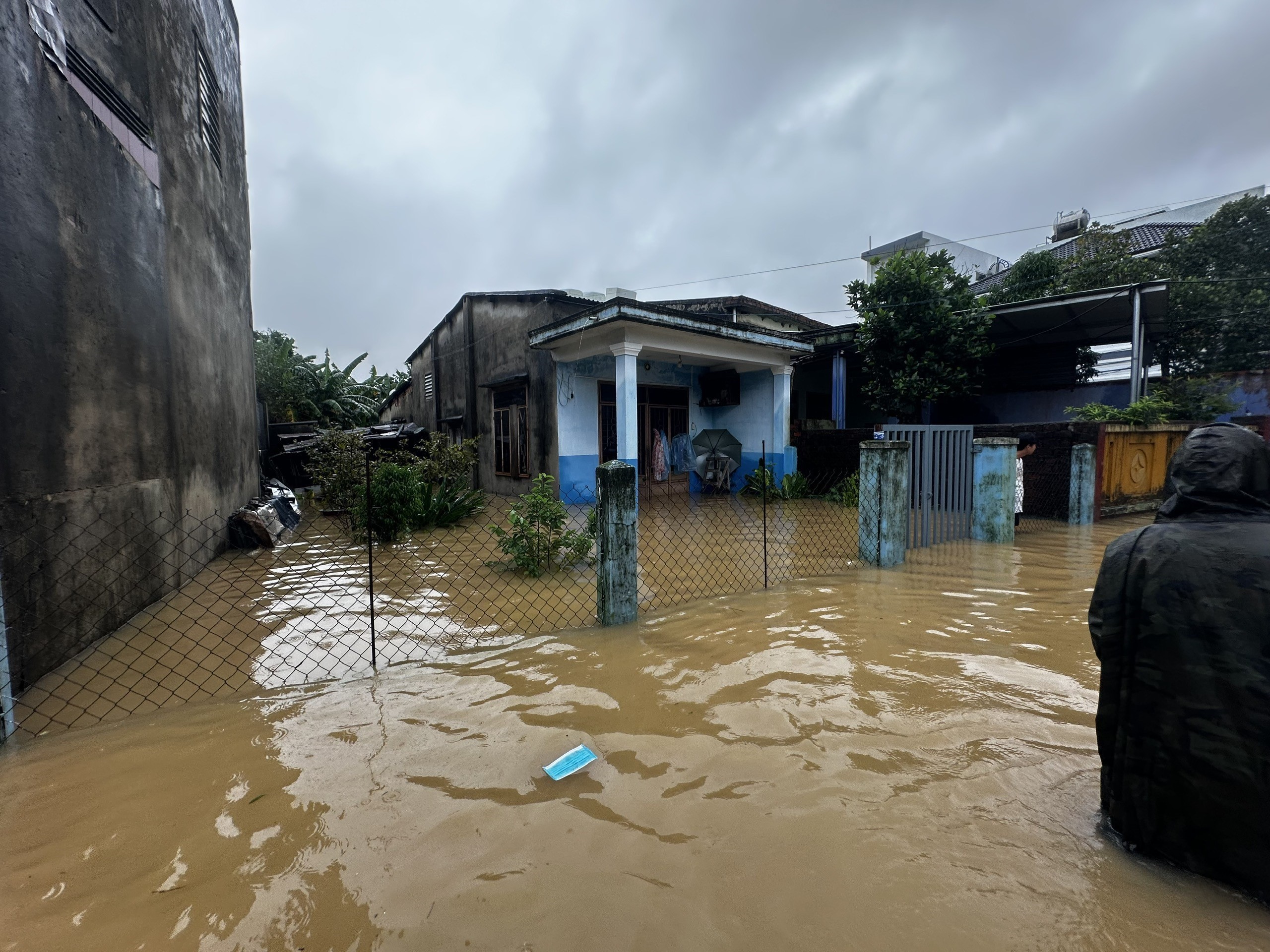 Đà Nẵng khẩn trương hỗ trợ dân ứng phó mưa lũ - Ảnh 12. Đà Nẵng khẩn trương hỗ trợ dân ứng phó mưa lũ - Ảnh 12.