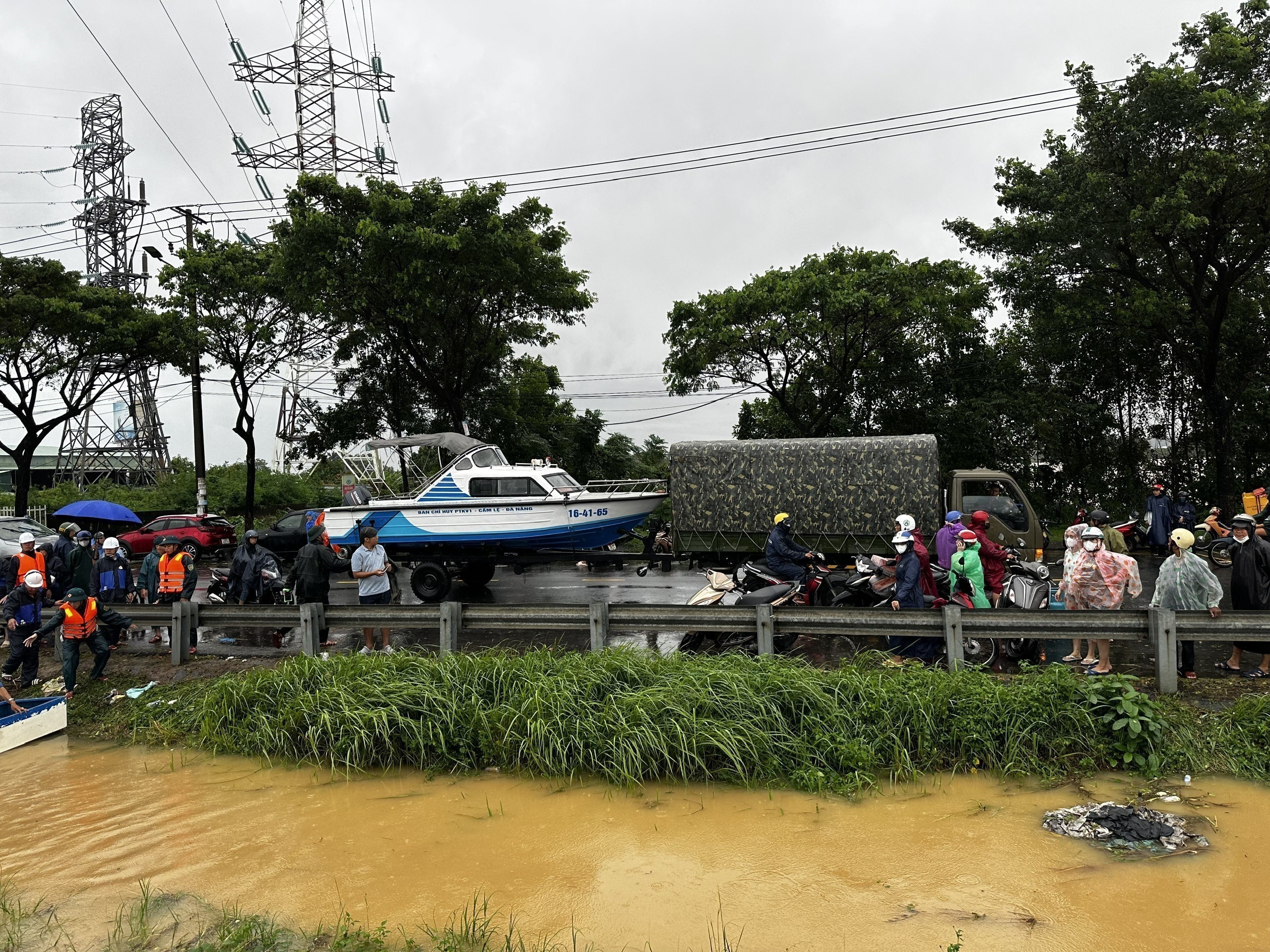 Đà Nẵng khẩn trương hỗ trợ dân ứng phó mưa lũ - Ảnh 13. Đà Nẵng khẩn trương hỗ trợ dân ứng phó mưa lũ - Ảnh 13.