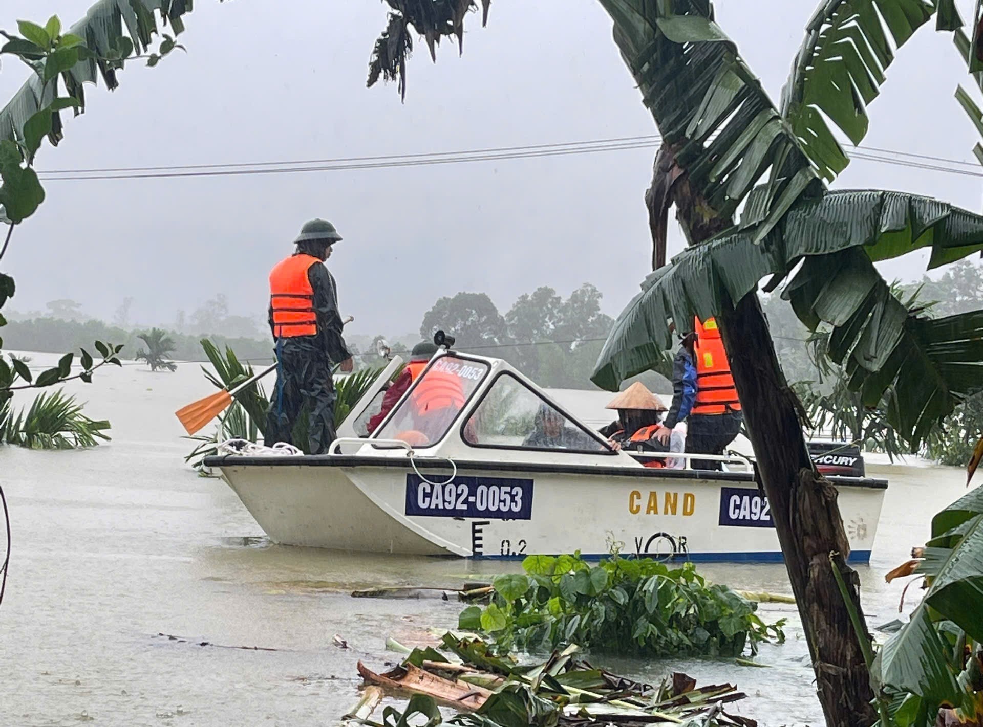 Đà Nẵng khẩn trương hỗ trợ dân ứng phó mưa lũ - Ảnh 14. Đà Nẵng khẩn trương hỗ trợ dân ứng phó mưa lũ - Ảnh 14.