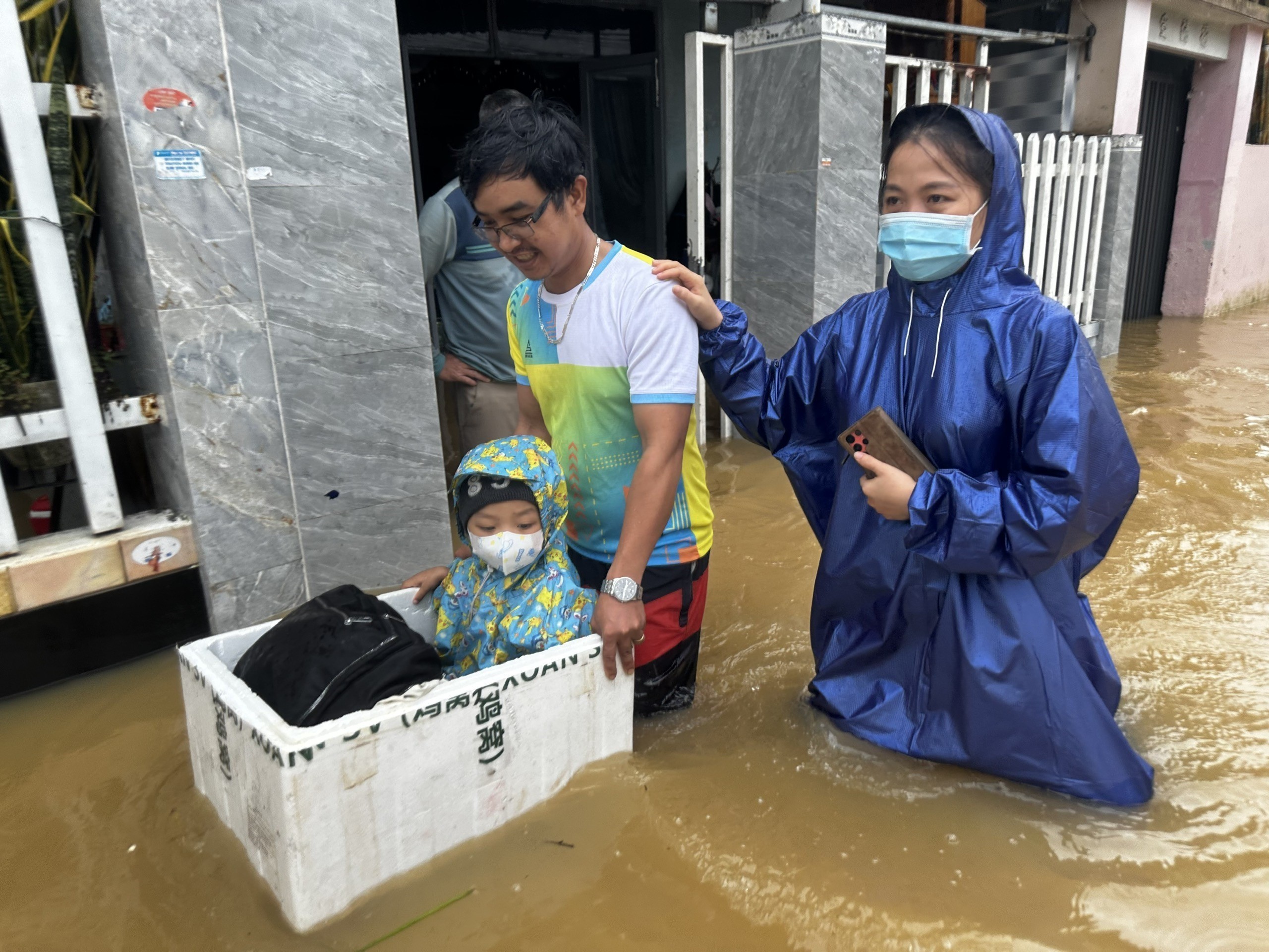 Đà Nẵng khẩn trương hỗ trợ dân ứng phó mưa lũ - Ảnh 15. Đà Nẵng khẩn trương hỗ trợ dân ứng phó mưa lũ - Ảnh 15.