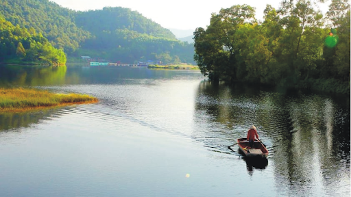 Ngẫm ngợi cuối tuần: Mò cá ven sông