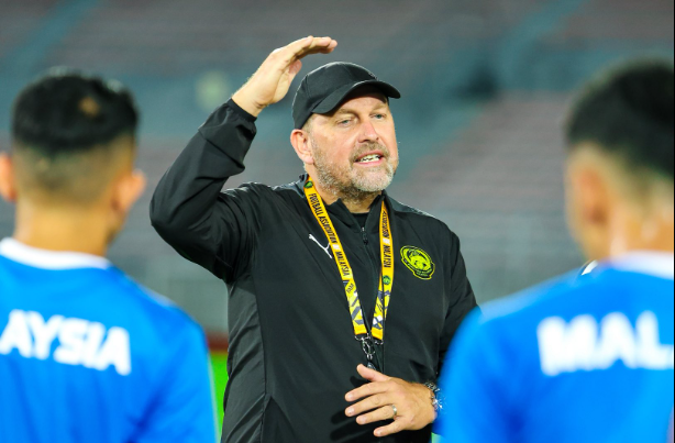 HLV Australia có động thái khiến CĐV Malaysia bối rối ngay trước khi FIFA ra phán quyết về dàn sao nhập tịch  - Ảnh 2. HLV Australia có động thái khiến CĐV Malaysia bối rối ngay trước khi FIFA ra phán quyết về dàn sao nhập tịch  - Ảnh 2.