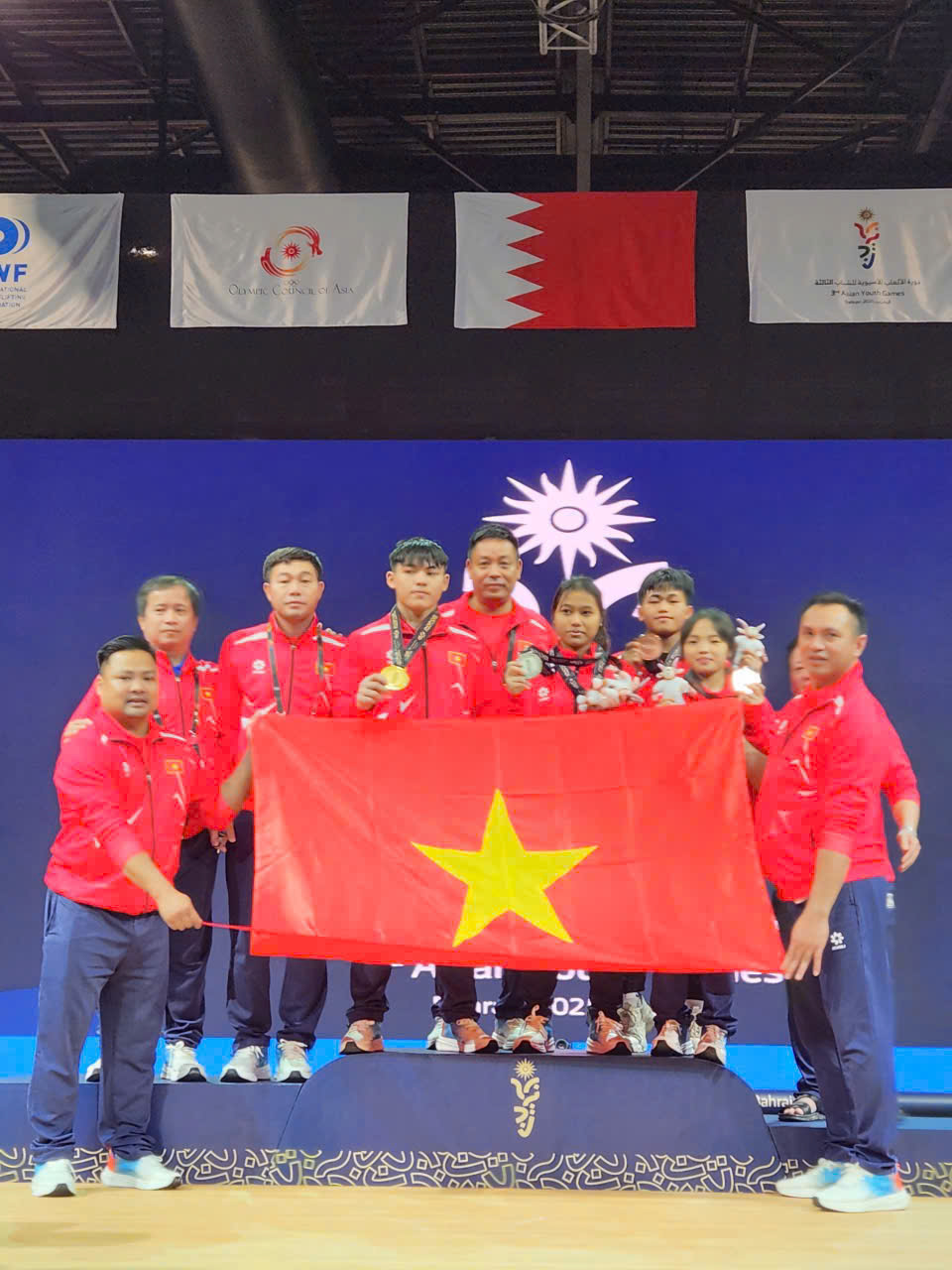 VĐV cử tạ Việt Nam về nước sau khi lập đại công tại Đại hội Thể thao trẻ châu Á - Ảnh 1. VĐV cử tạ Việt Nam về nước sau khi lập đại công tại Đại hội Thể thao trẻ châu Á - Ảnh 1.