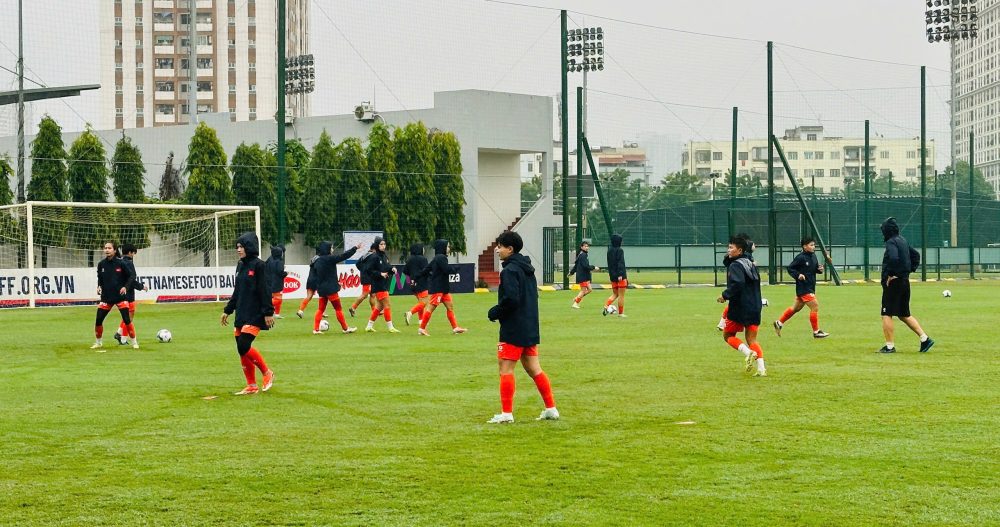 Tin nóng bóng đá Việt Nam hôm nay 1/11: Đội tuyển Việt Nam tăng tốc chuẩn bị cho SEA Games 33; Đình Bắc hạnh phúc khi CAHN giành chiến thắng - Ảnh 1.