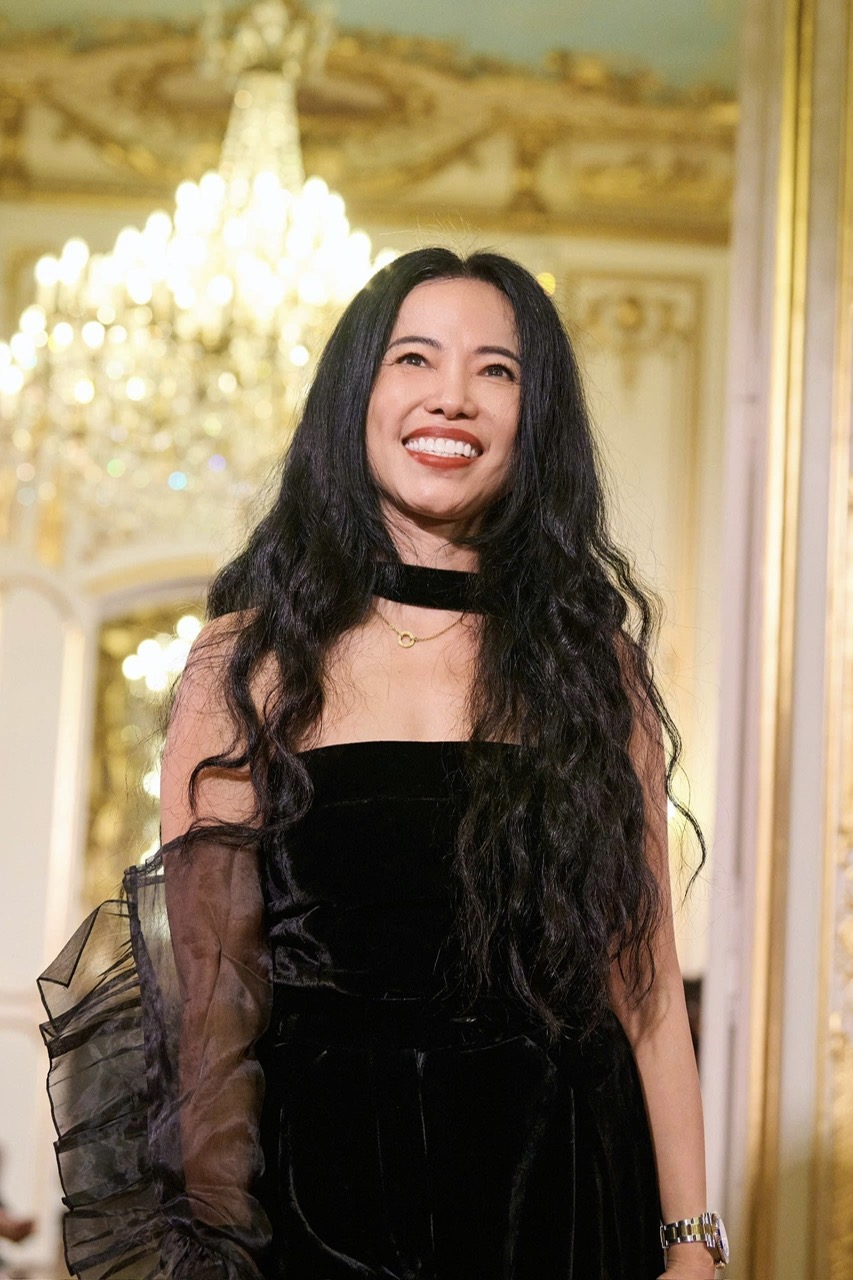 NTK Hà Linh Thư giới thiệu BST 'Stairway to Heaven' tại kinh đô thời tran Paris - Ảnh 1.