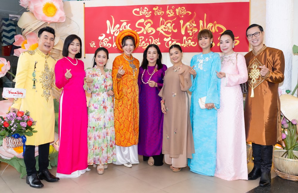 Hơn 200 nghệ sĩ của 3 thế hệ diện áo dài trong ngày giỗ Tổ sân khấu - Ảnh 2.