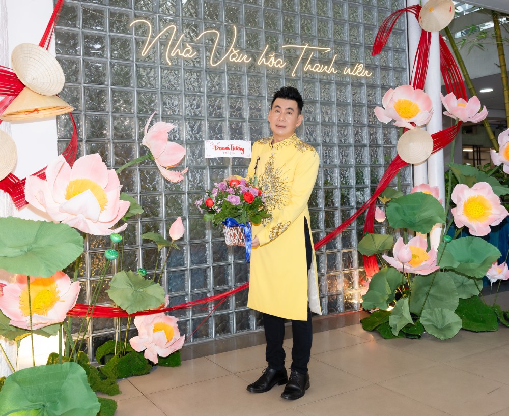 Hơn 200 nghệ sĩ của 3 thế hệ diện áo dài trong ngày giỗ Tổ sân khấu - Ảnh 4.