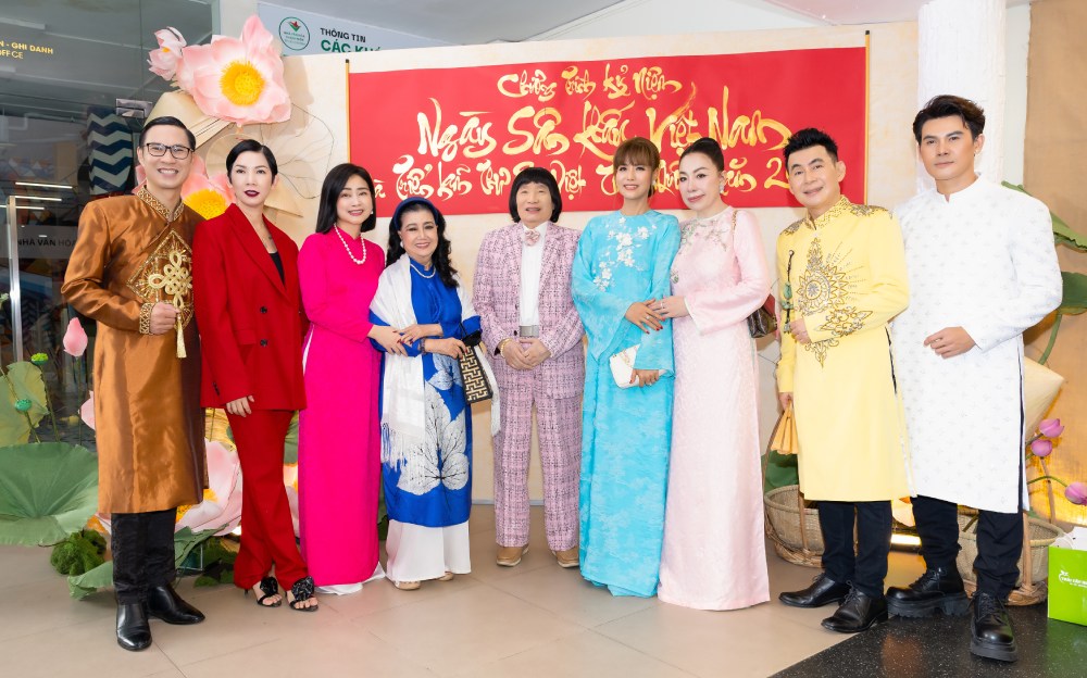 Hơn 200 nghệ sĩ của 3 thế hệ diện áo dài trong ngày giỗ Tổ sân khấu - Ảnh 1.