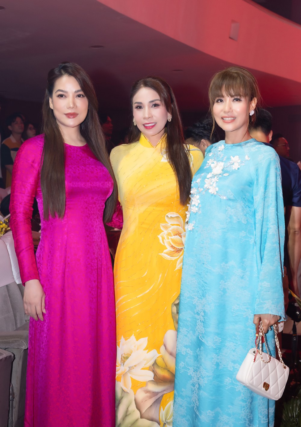 Hơn 200 nghệ sĩ của 3 thế hệ diện áo dài trong ngày giỗ Tổ sân khấu - Ảnh 3.