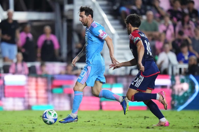 Messi toả sáng với một hat-trick kiến tạo trước khi hội quân cùng đội tuyển Argentina - Ảnh 1.