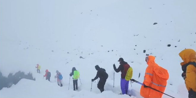 Giải cứu hàng trăm du khách mắc kẹt trên đỉnh Everest do bão tuyết - Ảnh 1.