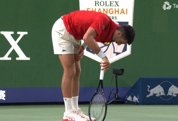 Djokovic nôn mửa, ngược dòng giành chiến thắng sau gần 3 giờ thi đấu - Ảnh 1.
