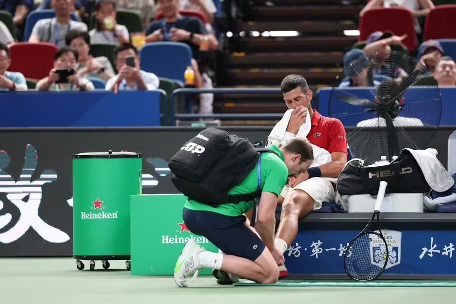 Djokovic đau gót chân vẫn thể hiện bản lĩnh đúng lúc để vào tứ kết Thượng Hải Masters 2025 - Ảnh 1.