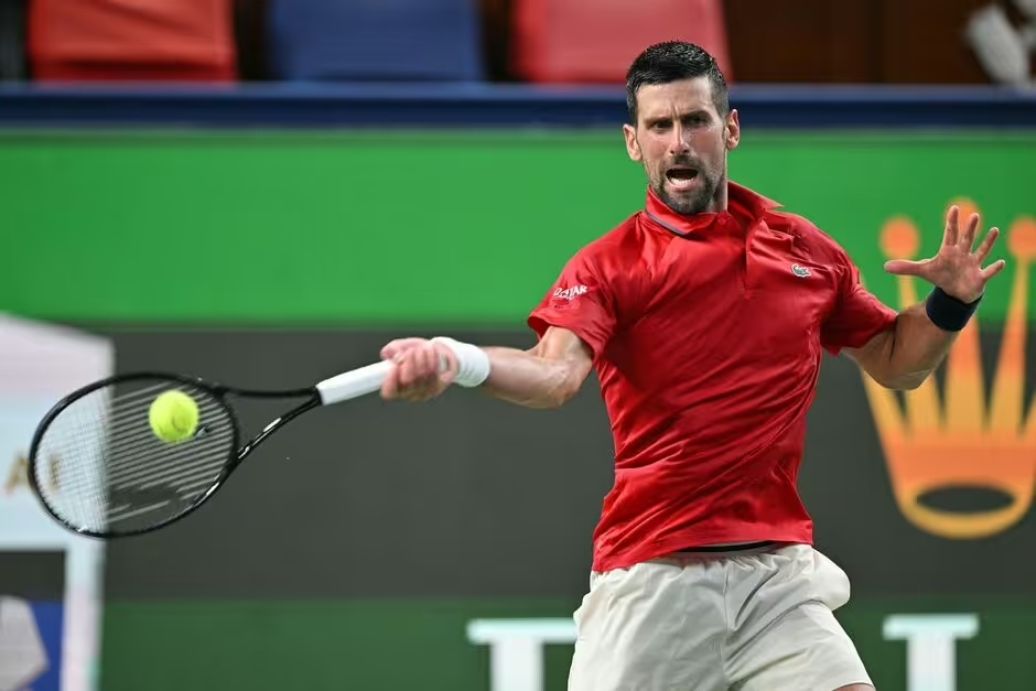 Djokovic đau gót chân vẫn thể hiện bản lĩnh đúng lúc để vào tứ kết Thượng Hải Masters 2025 - Ảnh 2.