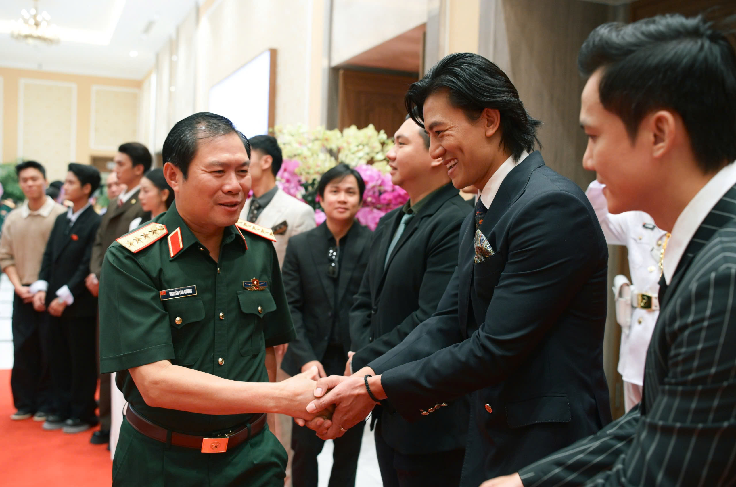 lanh-dao-1759842802759563803504.jpg