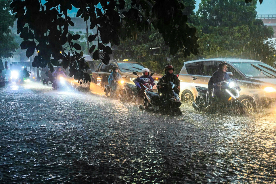 Mưa lớn từ đêm, người dân Hà Nội lại tiếp tục vật lộn trên các tuyến phố ngập sâu giờ cao điểm - Ảnh 10.