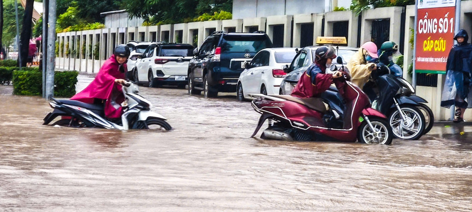 Mưa lớn từ đêm, người dân Hà Nội lại tiếp tục vật lộn trên các tuyến phố ngập sâu giờ cao điểm - Ảnh 5.