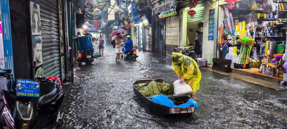Mưa lớn từ đêm, người dân Hà Nội lại tiếp tục vật lộn trên các tuyến phố ngập sâu giờ cao điểm - Ảnh 3.