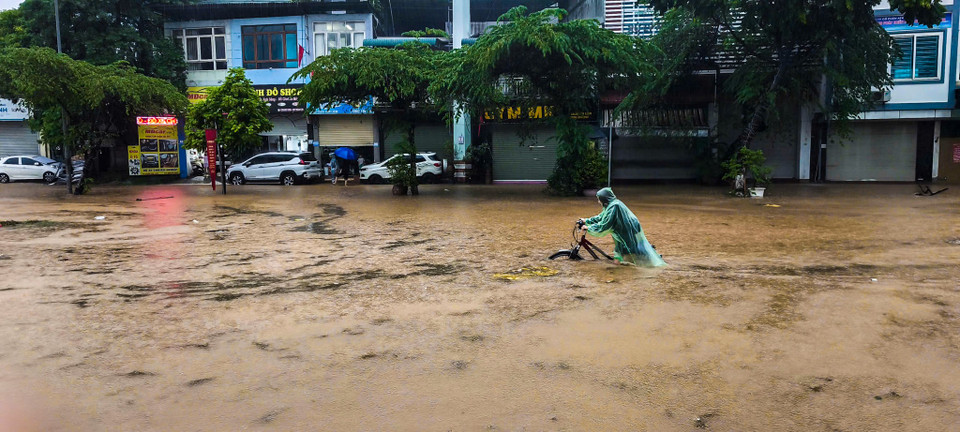 Mưa lớn từ đêm, người dân Hà Nội lại tiếp tục vật lộn trên các tuyến phố ngập sâu giờ cao điểm - Ảnh 16.