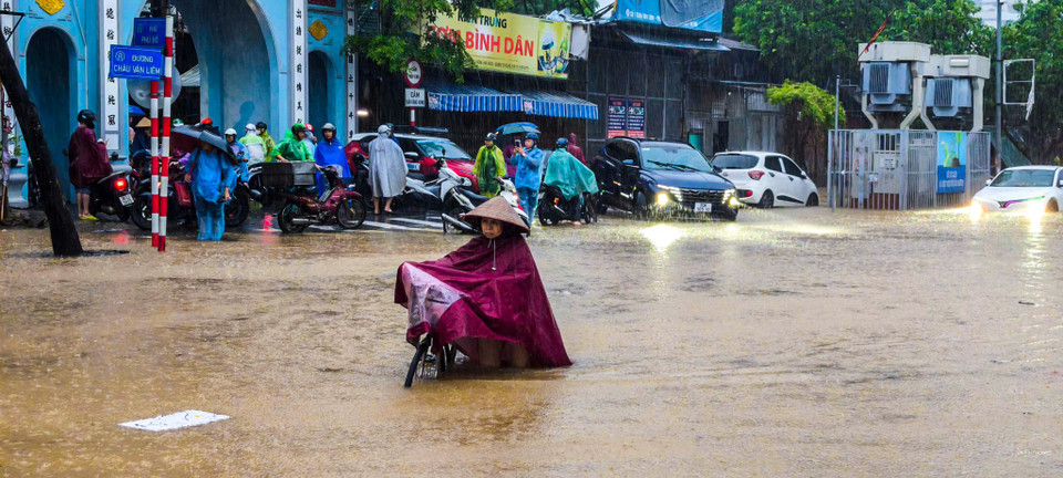 Mưa lớn từ đêm, người dân Hà Nội lại tiếp tục vật lộn trên các tuyến phố ngập sâu giờ cao điểm - Ảnh 14.