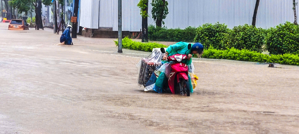 Mưa lớn từ đêm, người dân Hà Nội lại tiếp tục vật lộn trên các tuyến phố ngập sâu giờ cao điểm - Ảnh 13.