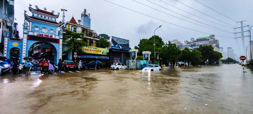 Mưa lớn từ đêm, người dân Hà Nội lại tiếp tục vật lộn trên các tuyến phố ngập sâu giờ cao điểm - Ảnh 12.