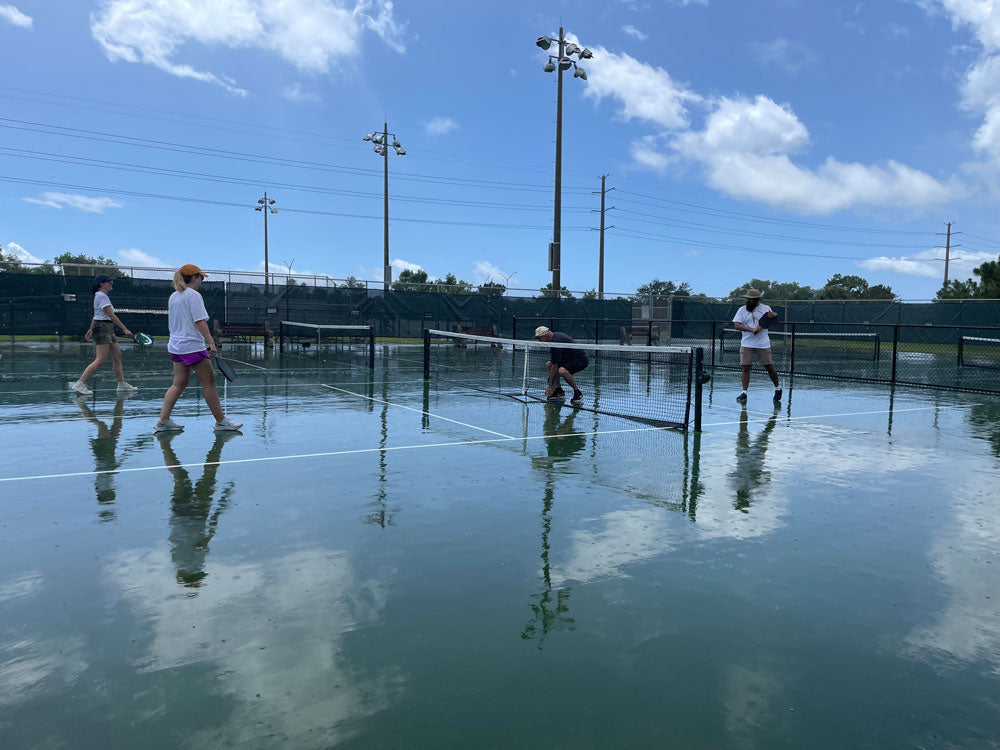 Trời mưa ngập vẫn chơi pickleball: Lợi bất cập hại  - Ảnh 1.