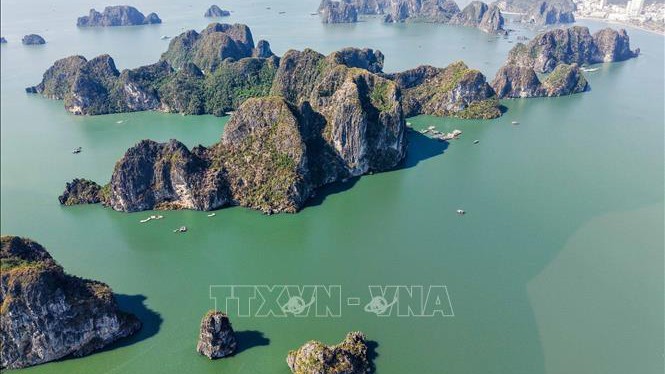 Trả lại vẻ đẹp cảnh quan tự nhiên của Di sản vịnh Hạ Long