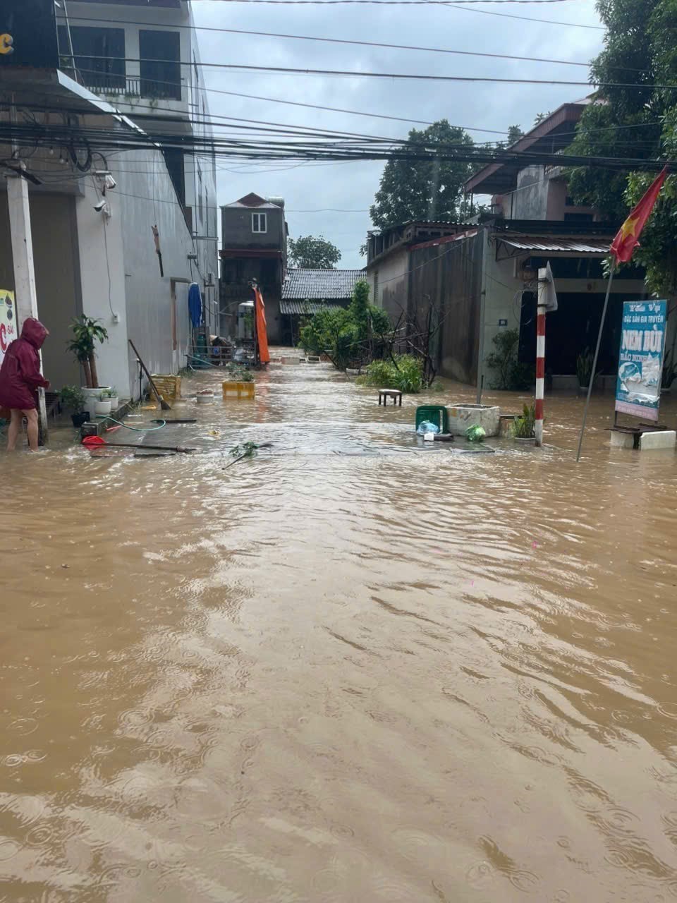 Mưa lớn, nhiều xã tại Bắc Ninh bị ngập úng cục bộ, cô lập trong nước lũ - Ảnh 4.