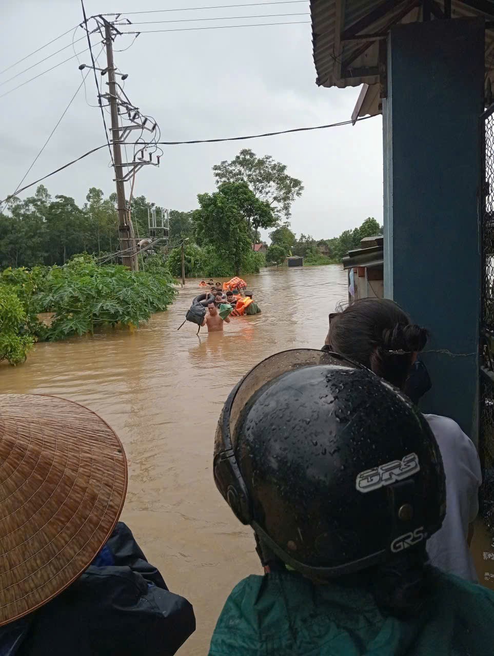 Mưa lớn, nhiều xã tại Bắc Ninh bị ngập úng cục bộ, cô lập trong nước lũ - Ảnh 7.