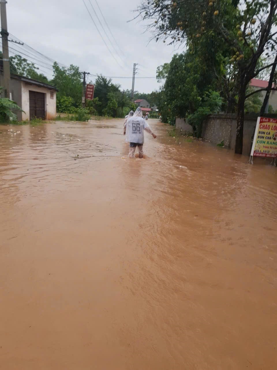 Mưa lớn, nhiều xã tại Bắc Ninh bị ngập úng cục bộ, cô lập trong nước lũ - Ảnh 2.