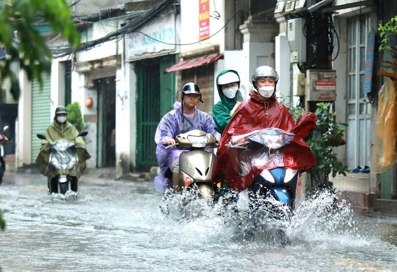 Mưa lớn suốt đêm, nhiều tuyến phố Hà Nội ngập sâu - Ảnh 25.