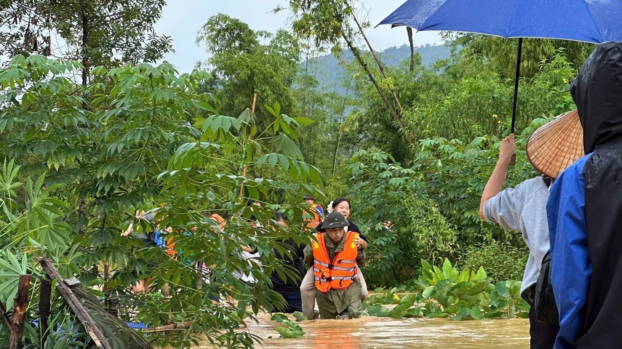 Thái Nguyên cứu hộ khẩn cấp 270 học sinh bị mắc kẹt trong trường do mưa lũ