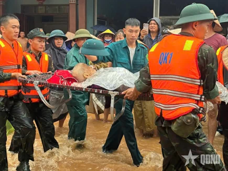 Quân khu 1: Hàng nghìn cán bộ, chiến sĩ sát cánh cùng hơn 2.200 hộ tại các điểm bị sạt lở, cô lập - Ảnh 9.