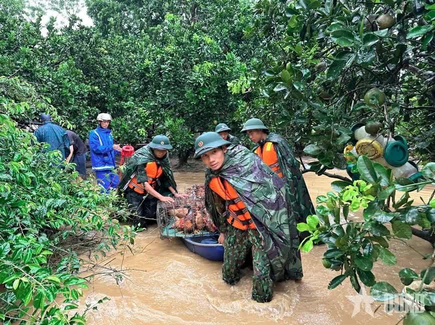 Quân khu 1: Hàng nghìn cán bộ, chiến sĩ sát cánh cùng hơn 2.200 hộ tại các điểm bị sạt lở, cô lập - Ảnh 5.