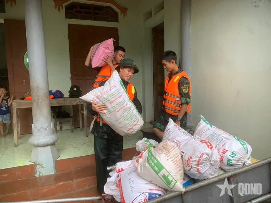 Quân khu 1: Hàng nghìn cán bộ, chiến sĩ sát cánh cùng hơn 2.200 hộ tại các điểm bị sạt lở, cô lập - Ảnh 6.