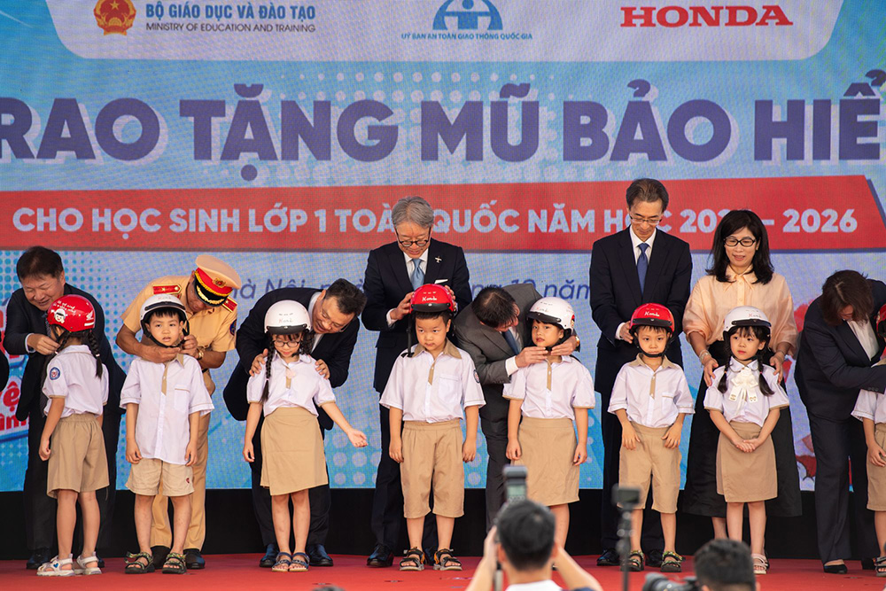 Honda tặng 1,8 triệu mũ bảo hiểm cho học sinh lớp 1 - Ảnh 1.