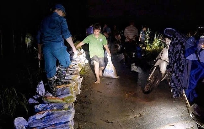Hàng trăm cán bộ, chiến sĩ khắc phục sự cố vỡ đê bối Tiên Lục - Ảnh 2.