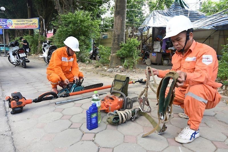 Điện lực Hà Nội nhanh chóng khôi phục điện cho các khu vực ngập úng - Ảnh 1.
