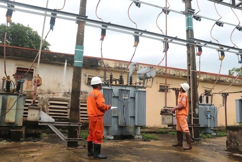Điện lực Hà Nội nhanh chóng khôi phục điện cho các khu vực ngập úng - Ảnh 2.