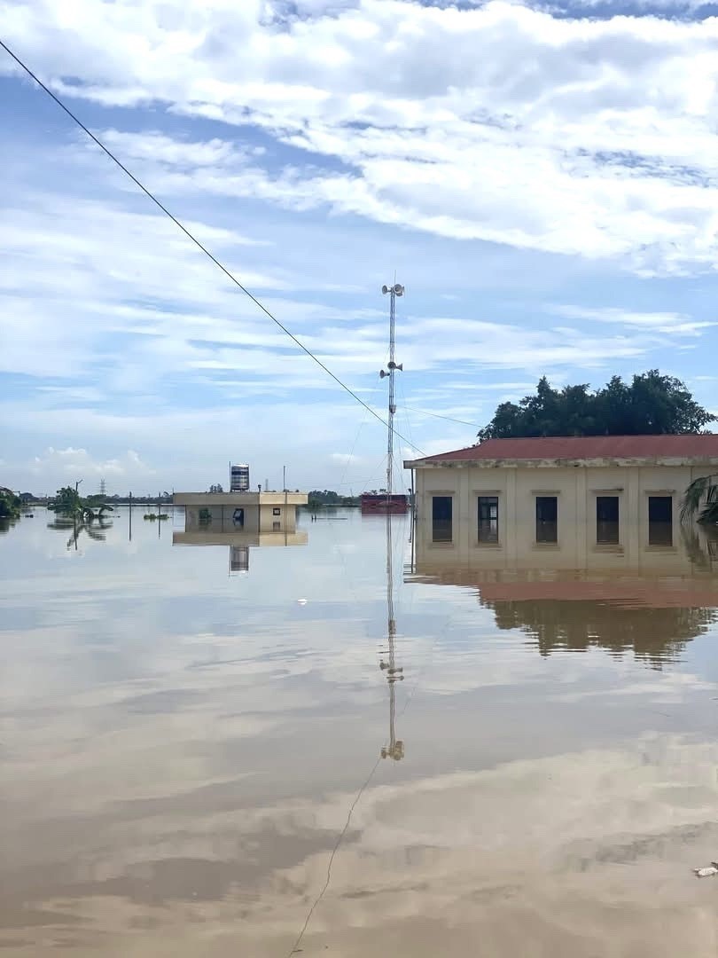Hà Nội: Khẩn trương sơ tán người dân vùng ngập lụt tại xã Trung Giã đến nơi an toàn - Ảnh 1.
