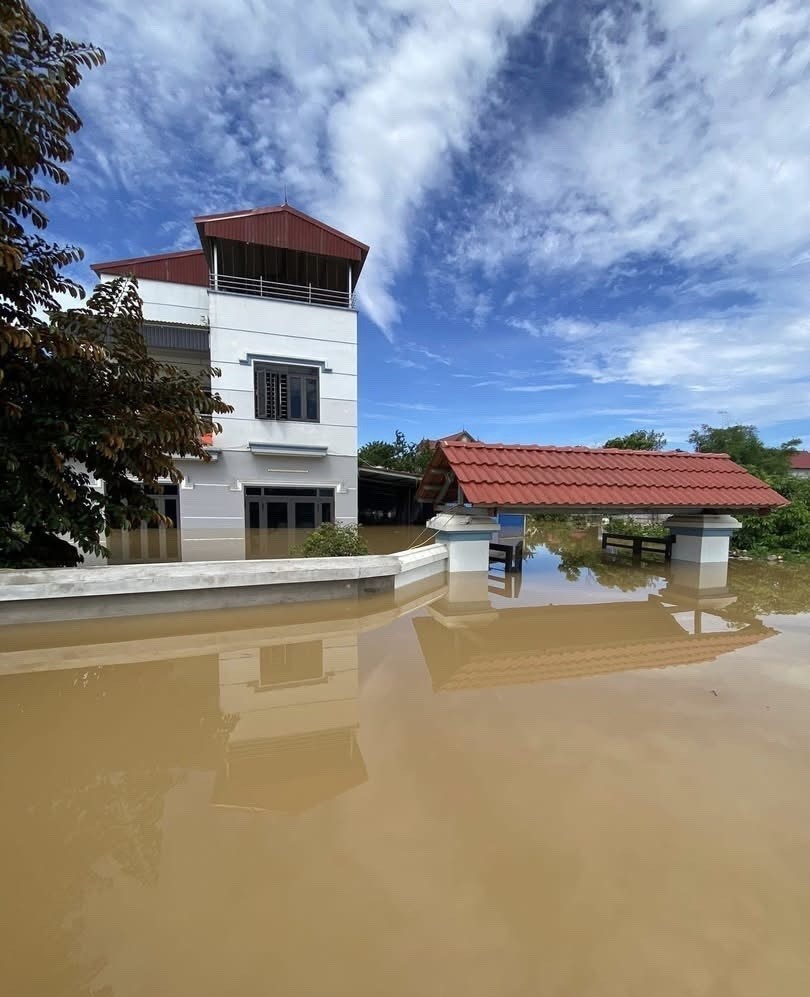 Hà Nội: Khẩn trương sơ tán người dân vùng ngập lụt tại xã Trung Giã đến nơi an toàn - Ảnh 2.