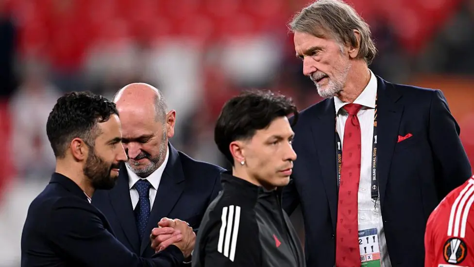 Ruben Amorim bị chỉ trích, Sir Jim Ratcliffe vẫn đặt niềm tin: 'Cần 3 năm để xây nên MU vĩ đại' - Ảnh 1.