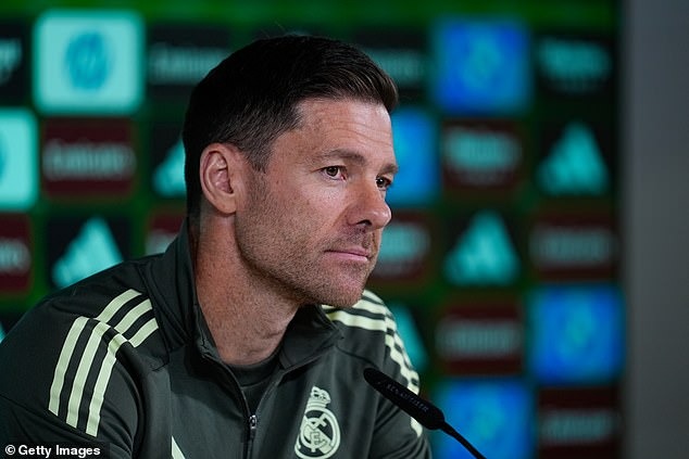 Alonso phá vỡ im lặng về mâu thuẫn với Vinicius, tiết lộ bất ngờ trong lời xin lỗi của ngôi sao Brazil - Ảnh 1. Alonso phá vỡ im lặng về mâu thuẫn với Vinicius, tiết lộ bất ngờ trong lời xin lỗi của ngôi sao Brazil - Ảnh 1.