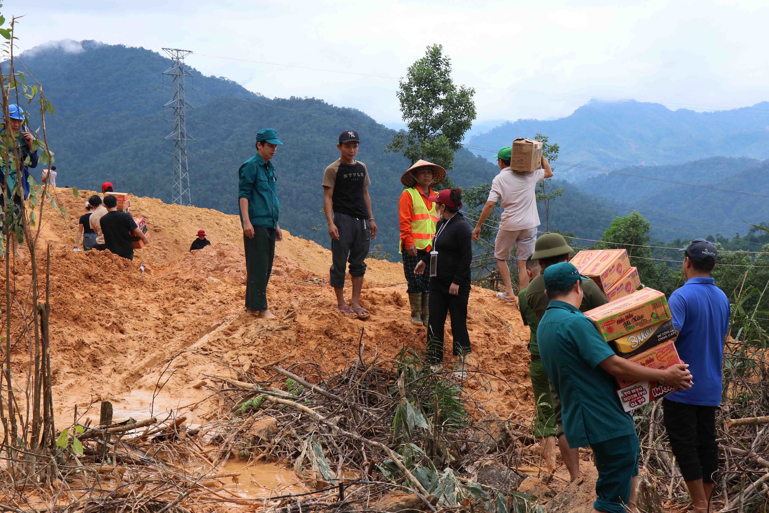 Băng rừng, vượt sông mang lương thực đến cho đồng bào vùng sâu - Ảnh 7. Băng rừng, vượt sông mang lương thực đến cho đồng bào vùng sâu - Ảnh 7.
