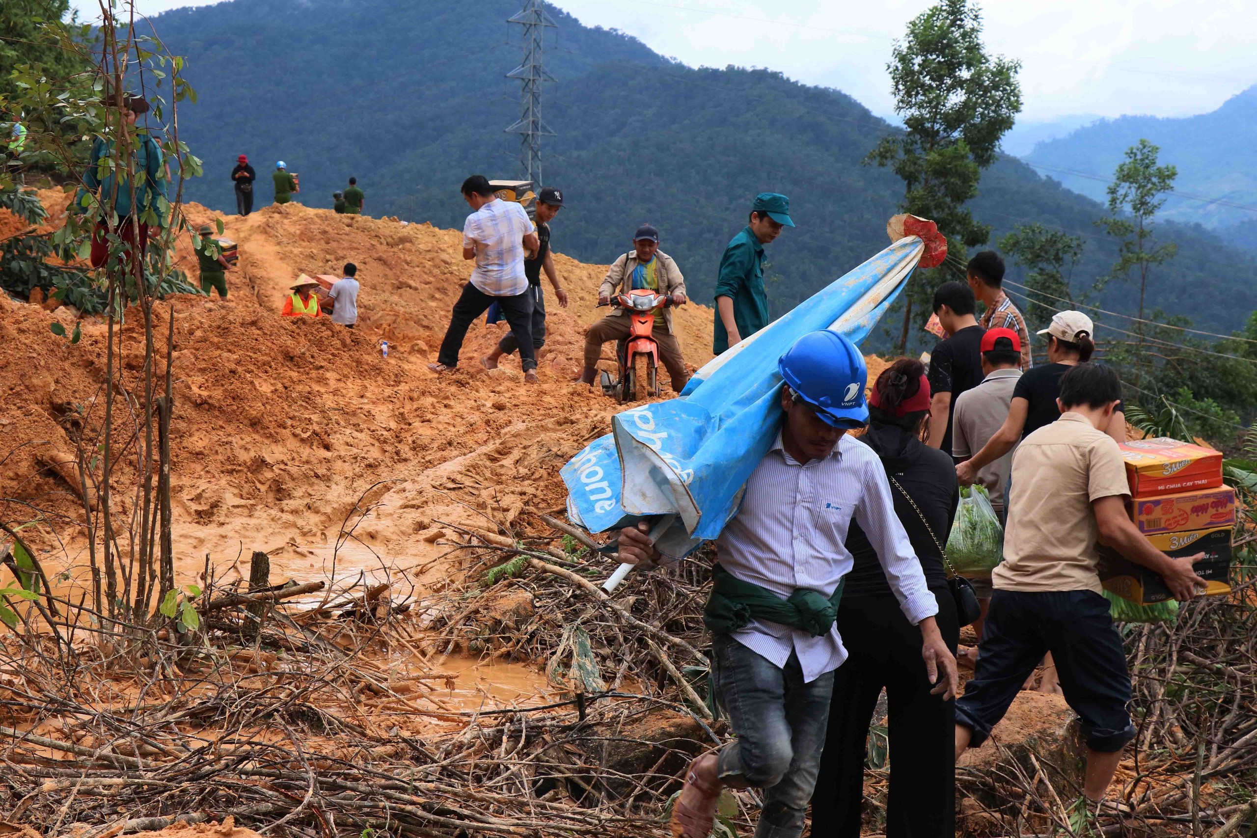 Băng rừng, vượt sông mang lương thực đến cho đồng bào vùng sâu - Ảnh 5. Băng rừng, vượt sông mang lương thực đến cho đồng bào vùng sâu - Ảnh 5.