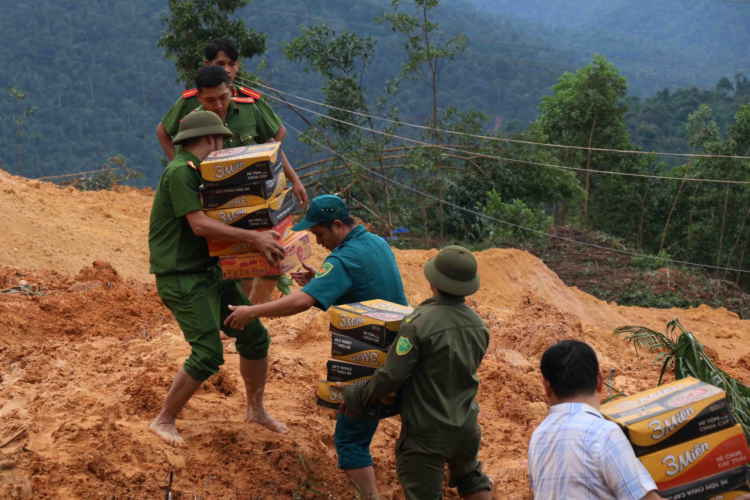 Băng rừng, vượt sông mang lương thực đến cho đồng bào vùng sâu - Ảnh 3. Băng rừng, vượt sông mang lương thực đến cho đồng bào vùng sâu - Ảnh 3.